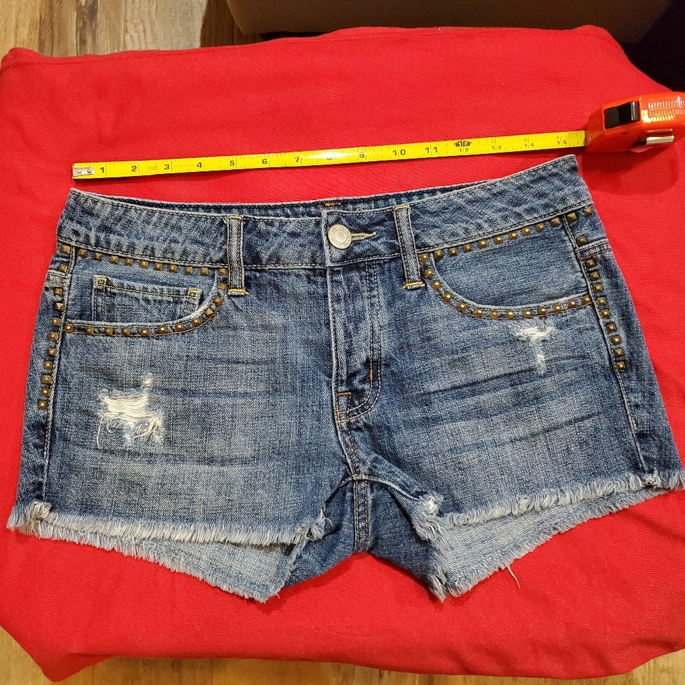 EUC!! Pyramid Studded AEO Cut Offs